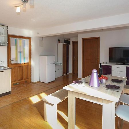 1 Bedroom Cozy Apartment In Слатине Экстерьер фото