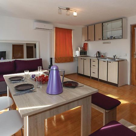 1 Bedroom Cozy Apartment In Слатине Экстерьер фото